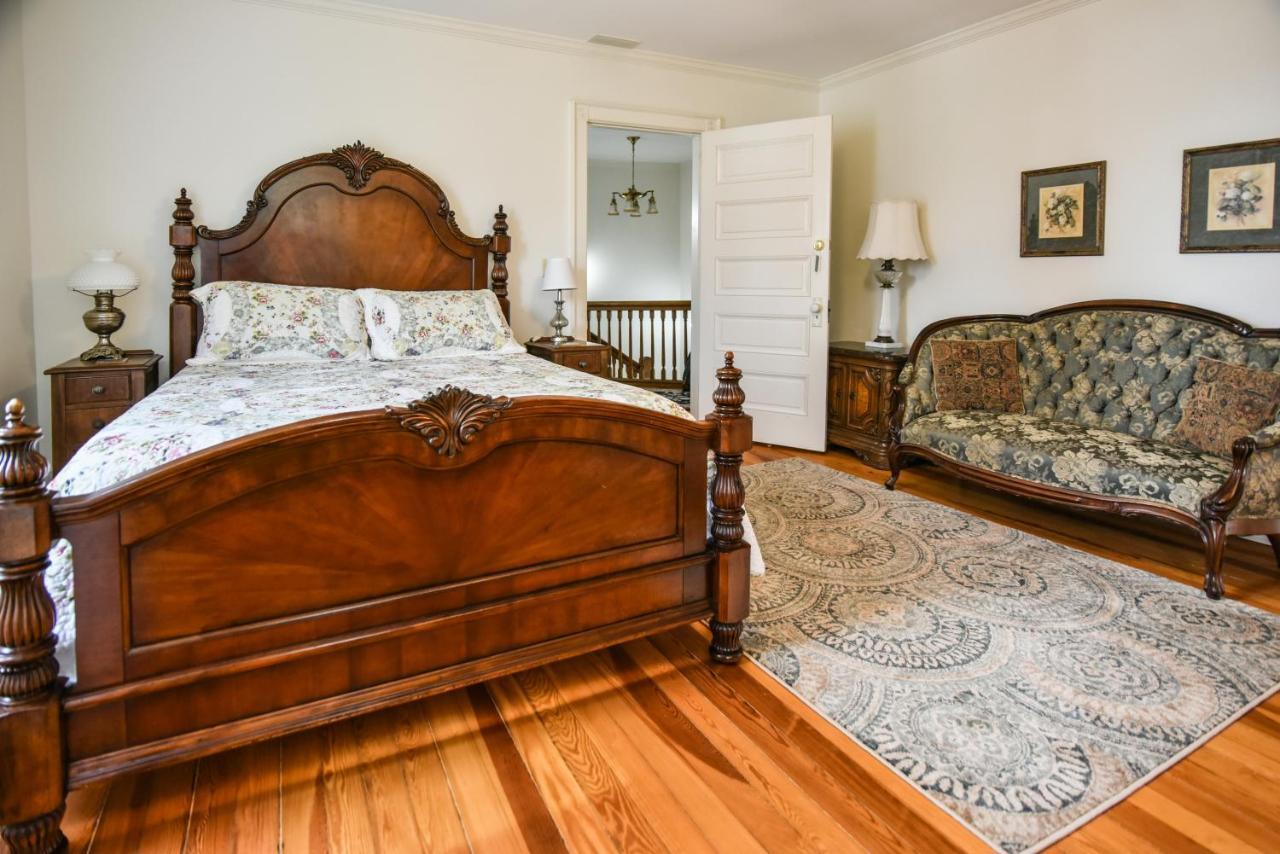 Love Lane Bed & Breakfast Уейнсвил Екстериор снимка