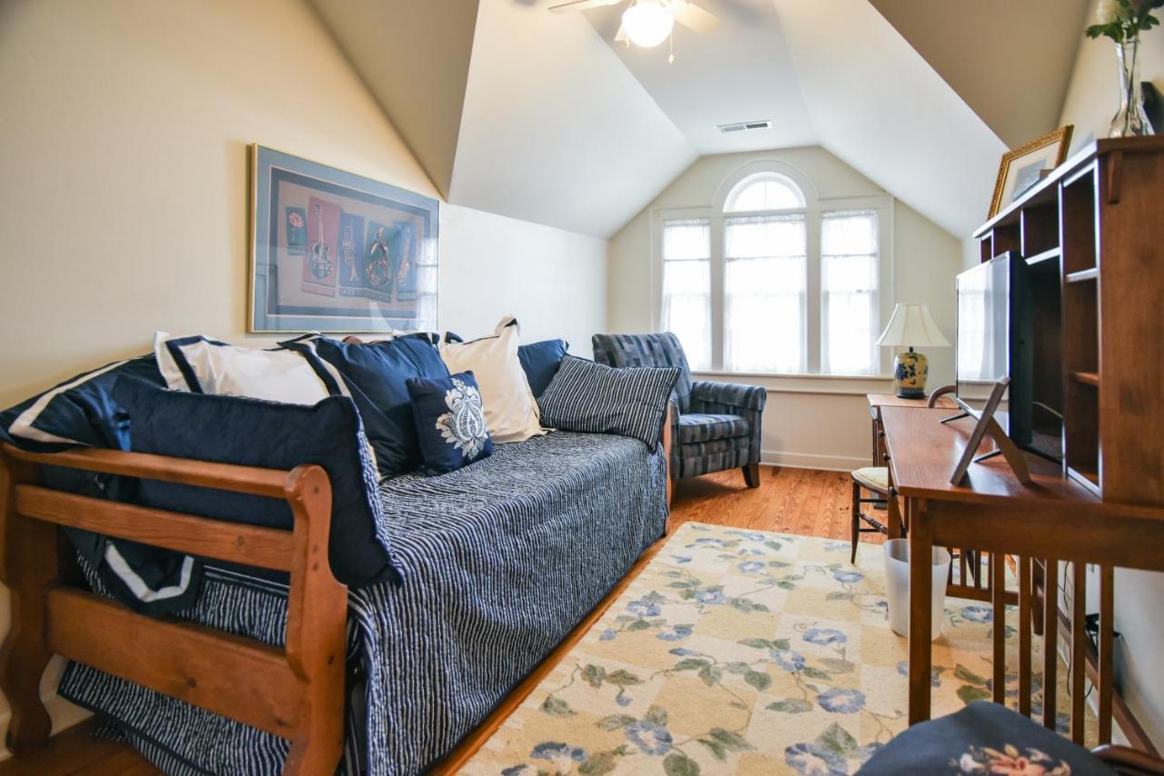 Love Lane Bed & Breakfast Уейнсвил Екстериор снимка