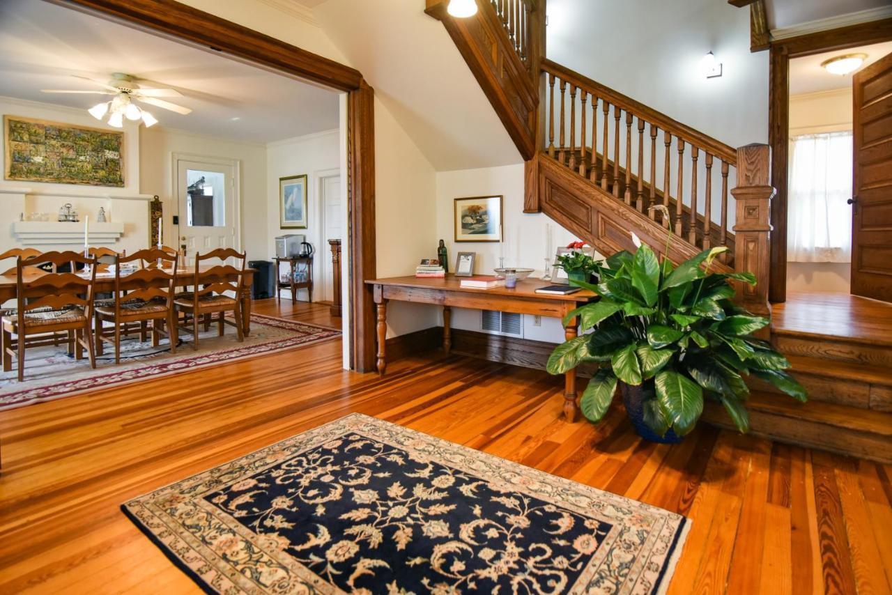 Love Lane Bed & Breakfast Уейнсвил Екстериор снимка