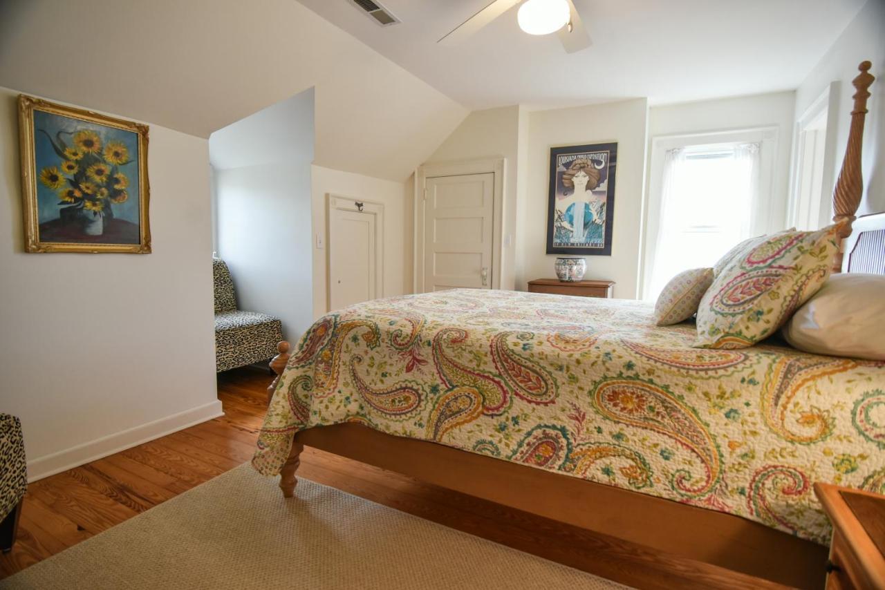 Love Lane Bed & Breakfast Уейнсвил Екстериор снимка