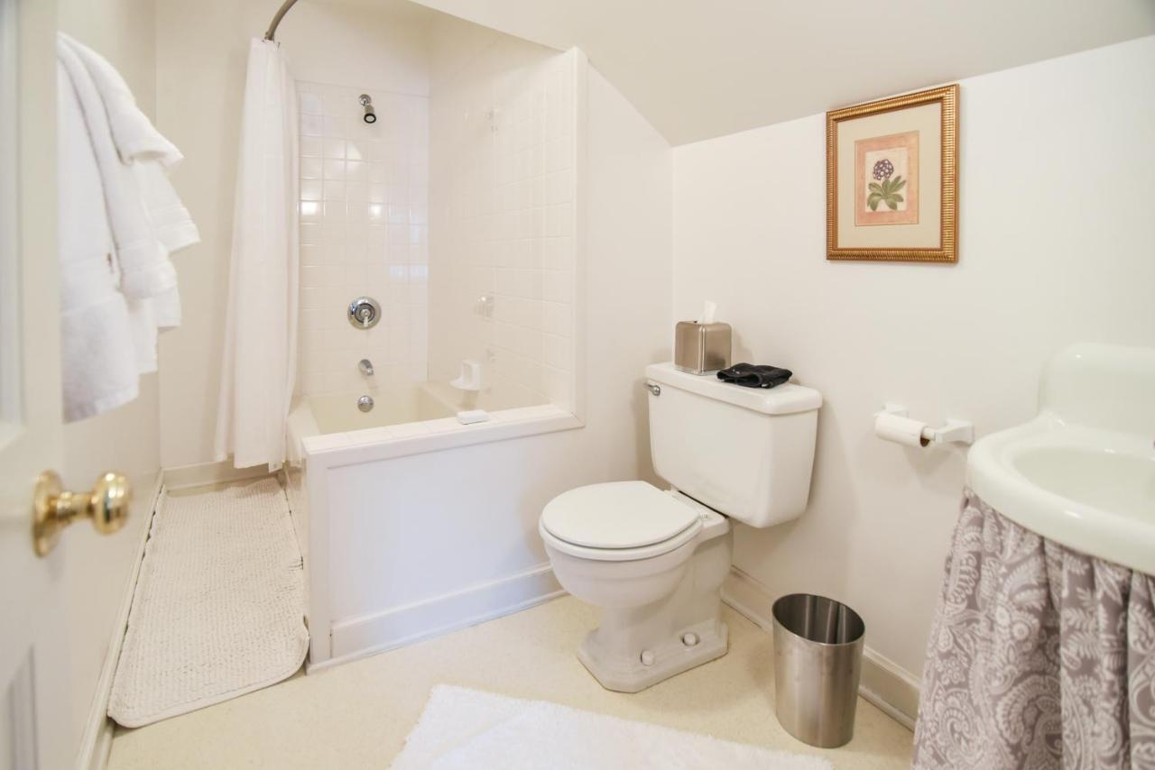 Love Lane Bed & Breakfast Уейнсвил Екстериор снимка